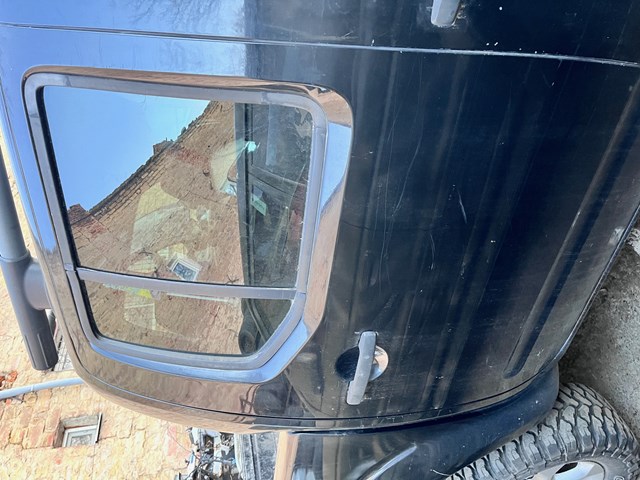 Двері пасажирські задні праві 82100EB332 NISSAN