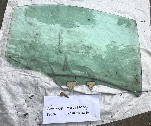 Скло заднє праве 823002Y203 NISSAN