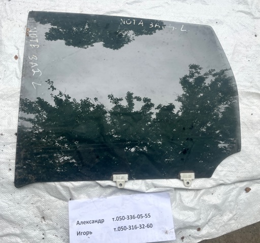 Скло заднє ліве 823019U000 NISSAN