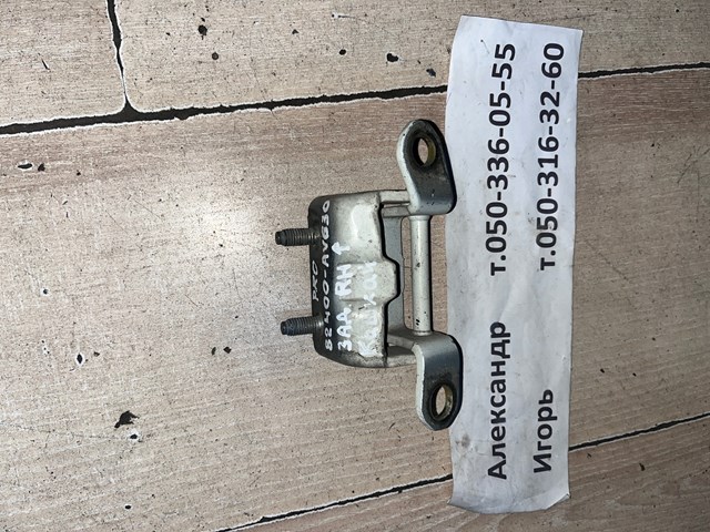 Петля заднтої двері, правої 82400AV630 NISSAN