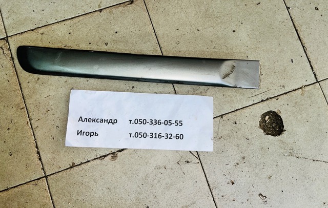 Молдинг задніх правих дверей 828708H300 NISSAN