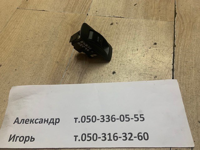 Кнопка підйомника переднього правого скла 8481002040 TOYOTA
