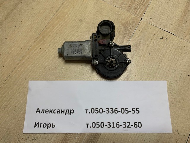 Мотор склопідйомника дверей передніх, правих 8571033130 TOYOTA