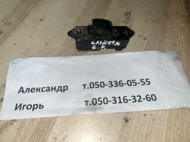 Кнопки заднього правого склопід'ємника 8608A066 MITSUBISHI