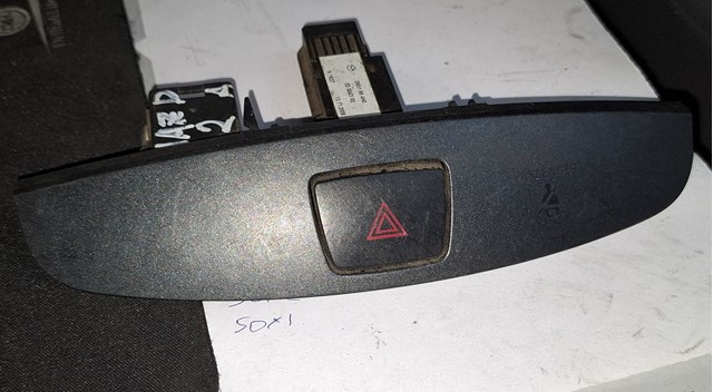 Кнопка включення аварійної сигналізації D651664H0 MAZDA