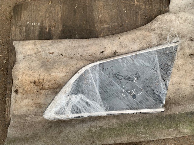 Стукло багажника, праве EG2262950C MAZDA