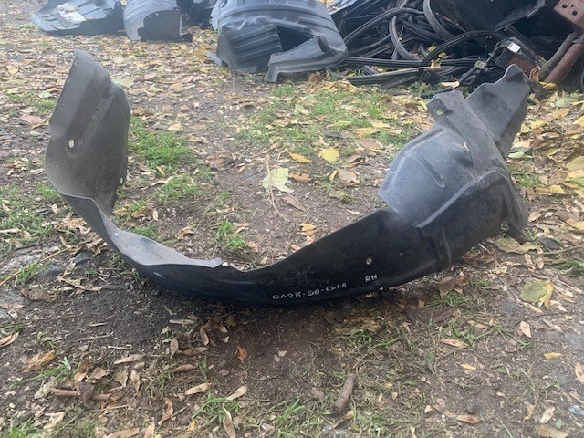 Підкрилки передні праві GA2K56131A MAZDA