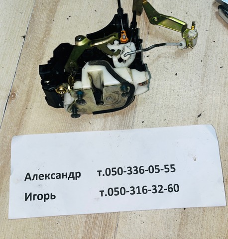 Замок двері правої передньої MN167832 MITSUBISHI