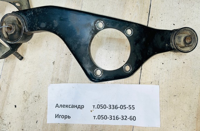 Кронштейн/траверса переднього редуктора, права MR374566 MITSUBISHI