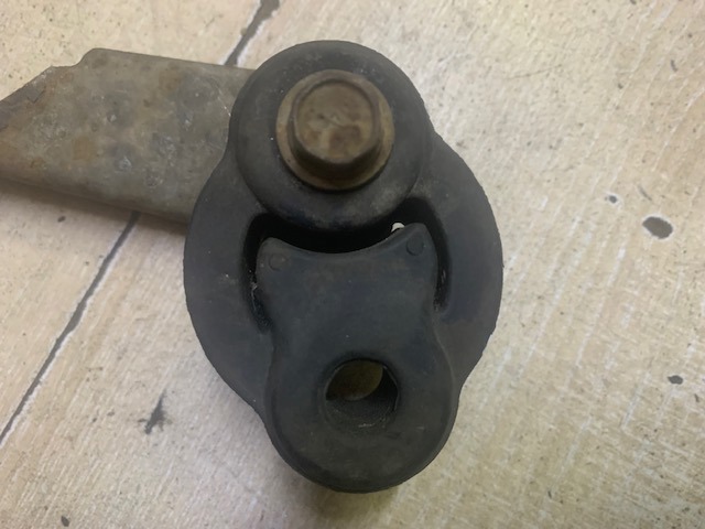 Кронштейн кріплення глушника MR514734 MITSUBISHI