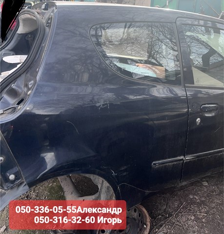 Скло багажного відсіку, праве MR957056 MITSUBISHI