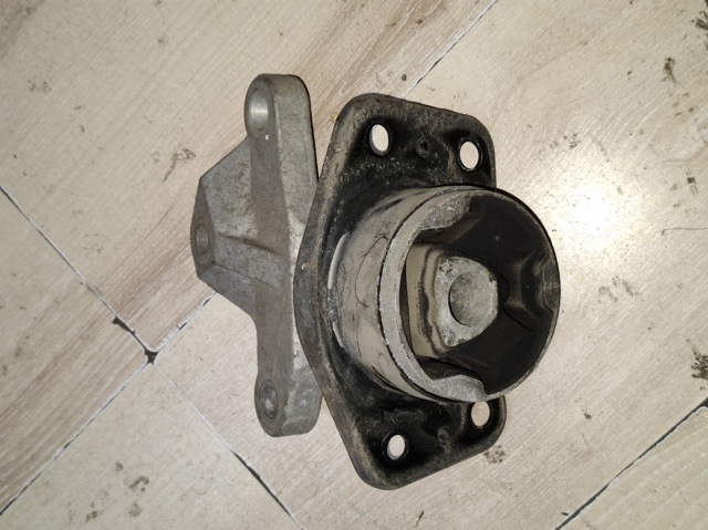 Подушка (опора) двигуна, ліва MR961614 MITSUBISHI