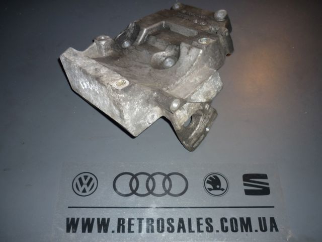 Кронштейн компресора кондиціонера 038260885C VAG