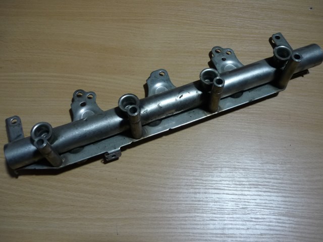 Рампа форсунок системи упорскування палива 06F133317G VAG