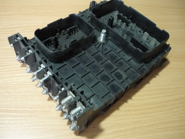 Коробка запобіжників Volkswagen Passat B6