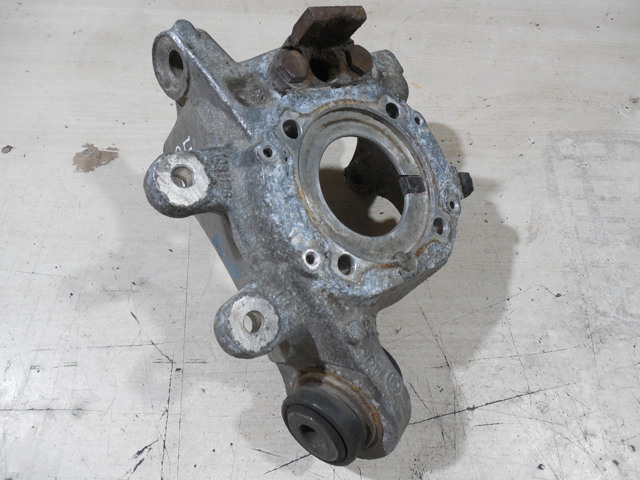 Цапфа поворотна права 33326770906 BMW