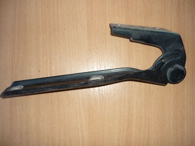 Шарнір капота лівий 3B0823301 VAG
