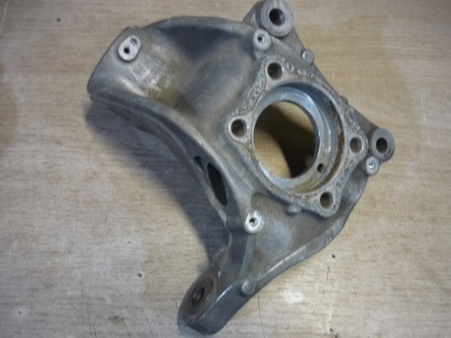 Кулак поворотний передній правий 3C0407254F VAG