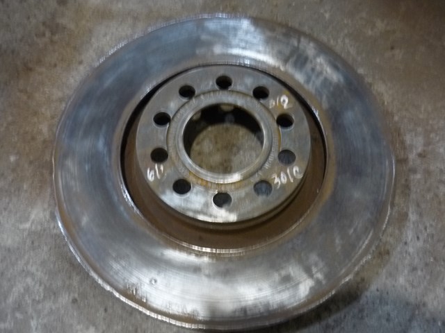 Диск переднього гальма 4B0615301C VAG