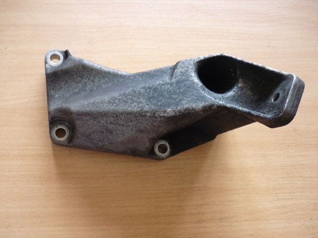 Кронштейн подушки (опори) двигуна, лівої 8D0199305A VAG