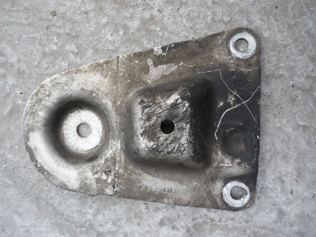 Кронштейн передньої балки 8D0399542B VAG