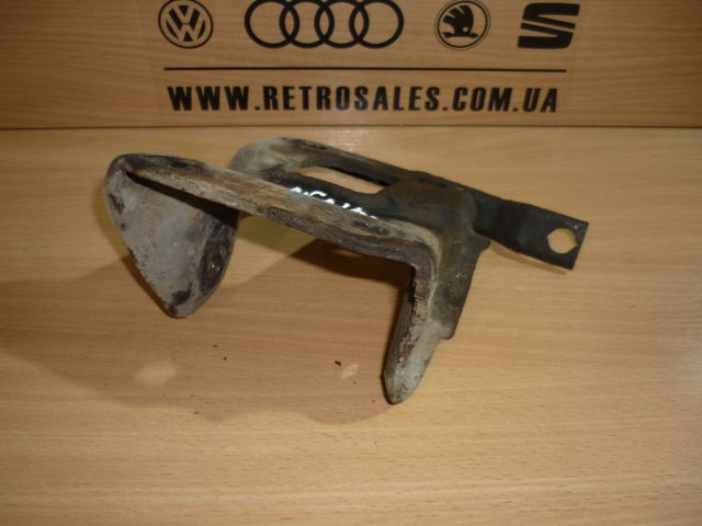 Кронштейн задньої балки 8D0501543D VAG