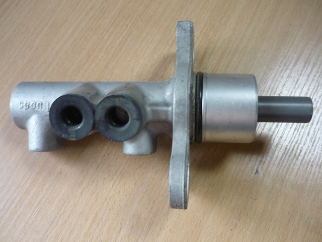 Циліндр головний гальма (Гідротормоз) 8D0611021B VAG
