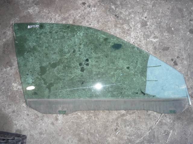 Скло пасажирських дверей 8D0845202 VAG