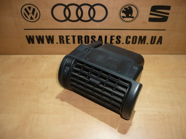 Решітка повітропровода права 8D182090201C VAG