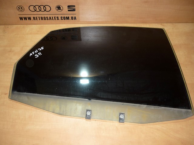 Скло задньої двері правої 8D5845206 VAG