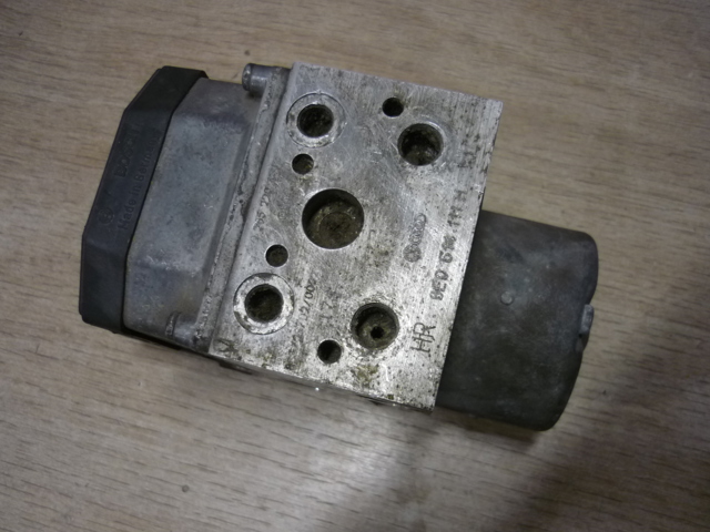 Блок керування АБС (ABS) 8E0614111J VAG