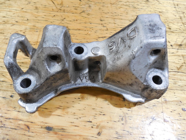 Кронштейн подушки (опори) двигуна, правої 9688615780 PEUGEOT