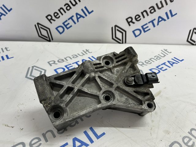 Кронштейн подушки (опори) двигуна, верхньої 8200101196 RENAULT