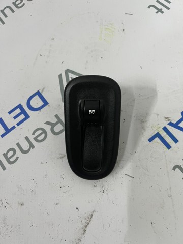 Кнопки переднього правого склопід'ємника 8200548968 RENAULT