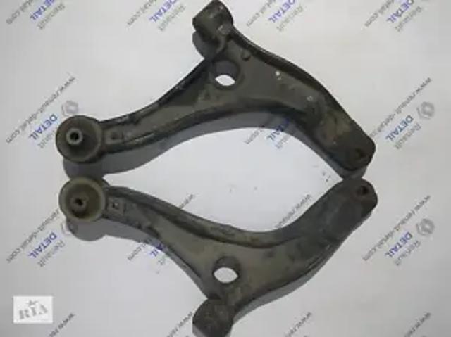 Правий важіль передній нижній підвіски 8200688875 NISSAN