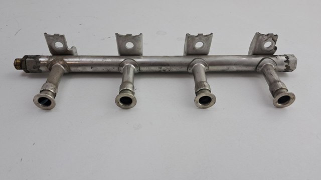 Рампа форсунок системи упорскування палива 03F133320C VAG