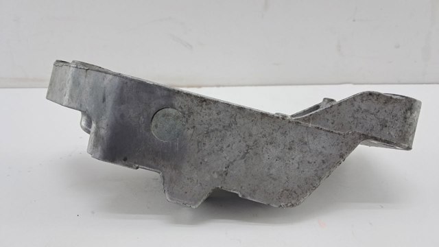 Кронштейн подушки (опори) двигуна, лівої 1K0199117 VAG