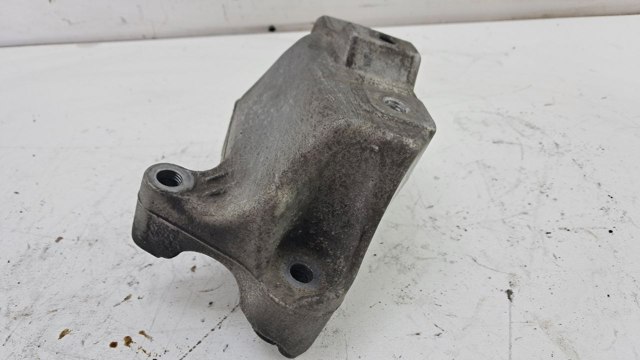 Кронштейн подушки (опори) двигуна, лівої 1K0199117CF VAG