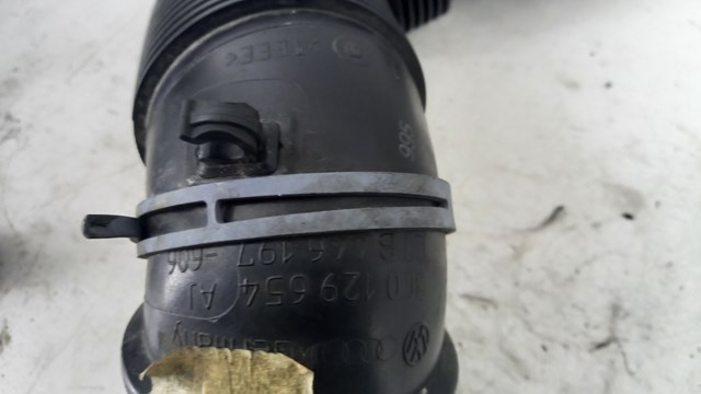 Патрубок повітряний, вихід повітряного фільтра 3C0129654AJ VAG