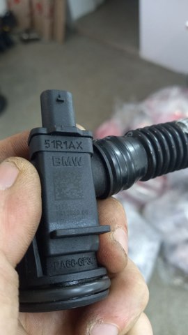 Патрубок вентиляції картерних газів 7613889 BMW