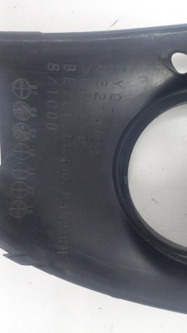 Заглушка ПТФ бампера переднього права 8321A124 MITSUBISHI