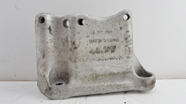 Кронштейн подушки (опори) двигуна, правої 8511299 BMW