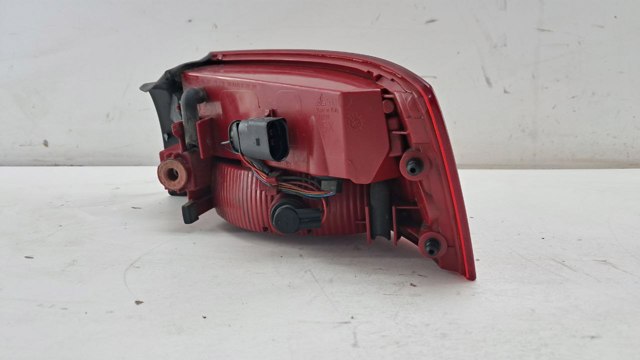 Задній лівий зовнішній ліхтар 8T8945095D VAG