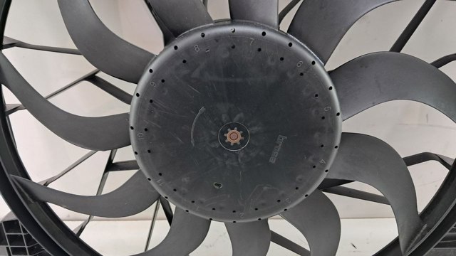 Дифузор радіатора охолодження, в зборі з двигуном і крильчаткою A0999064000 MERCEDES