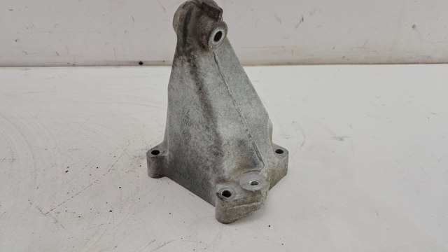 Кронштейн подушки (опори) двигуна, лівої A2712230904 MERCEDES