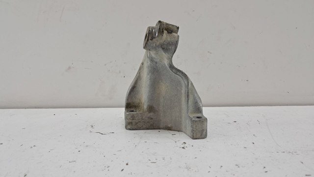 Кронштейн подушки (опори) двигуна, лівої A6422230004 MERCEDES