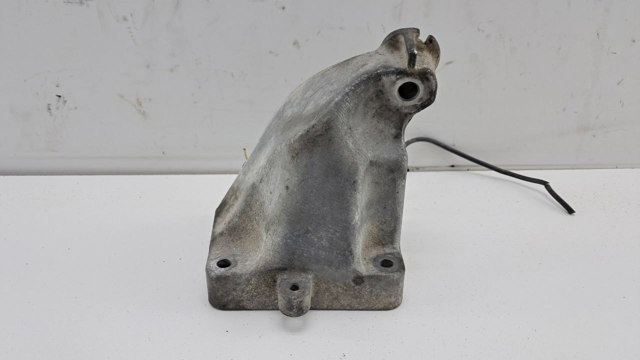 Кронштейн подушки (опори) двигуна, правої A6422230104 MERCEDES