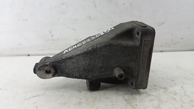 Кронштейн подушки (опори) двигуна, правої A6462230804 MERCEDES