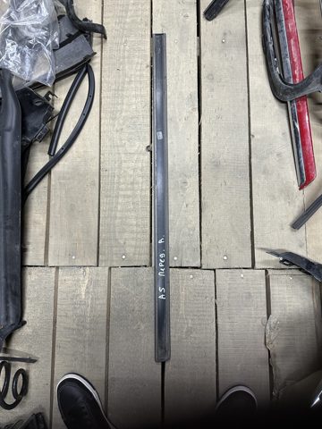 Молдинг передніх правих дверей 1Z0853516C VAG