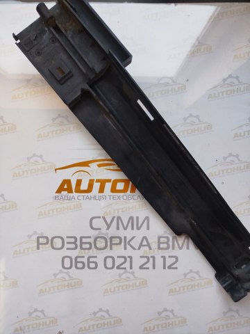 Кронштейн радіатора правий 17117600537 BMW